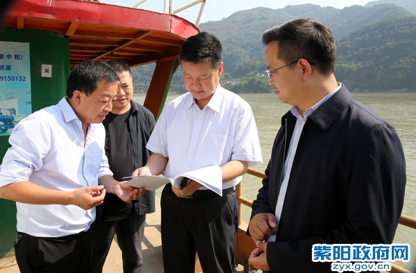 9月28日，在洞河镇督导调研脱贫攻坚工作1.jpg