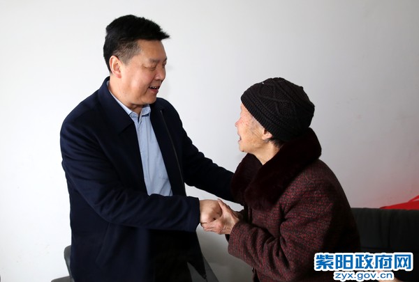 1月19日，在城关镇双坪村看望慰问贫困群众张才玉.jpg