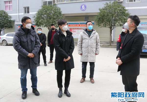 2月1日，在界岭镇斑桃社区检查疫情防控工作.jpg