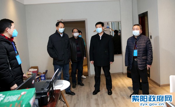 2月5日，在疫情防控指挥部看望慰问防控工作人员.jpg