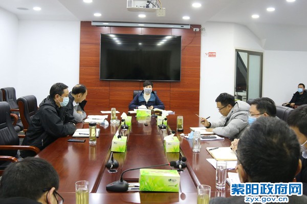 2月8日，主持召开县长碰头会.jpg