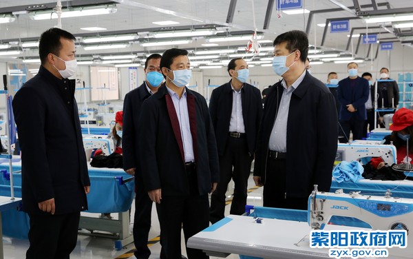3月17日，陪同副市长何邦军在爱多宝新社区工厂调研.jpg