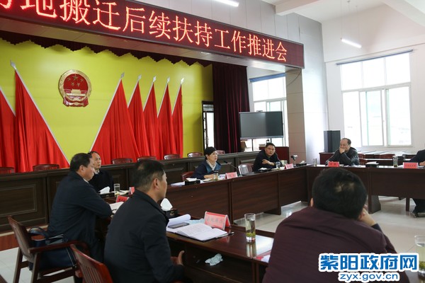 3月18日，陈县长检查搬迁后扶2.jpg