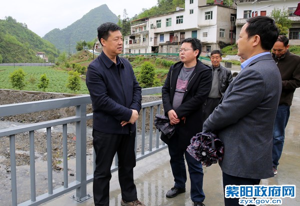 4月21日，在东木镇关庙村调研脱贫攻坚工作.jpg