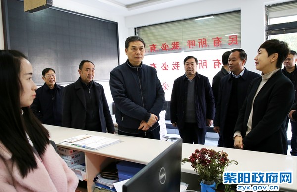12月11日，陪同市人大常委会主任陈勇在蒿坪镇王家河村走访联系市人大代表.jpg