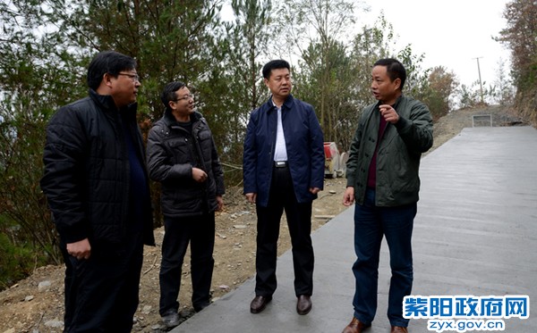 12月1日，在富家村检查调研脱贫攻坚工作.jpg
