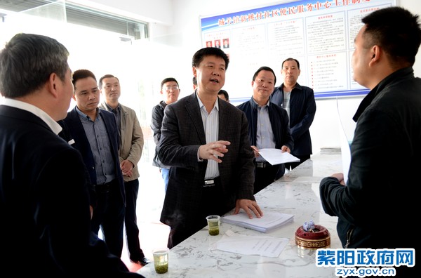 4月23日，在城关镇马道村村委会调研贫困户对象核查及数据清洗工作.jpg