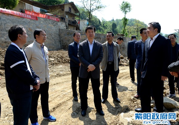 4月23日，在城关镇马道村检查移民搬迁工作.jpg