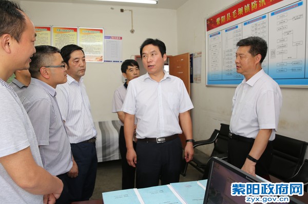 7月4日，陪同代市长赵俊民在毛坝镇检查防汛备汛工作.jpg