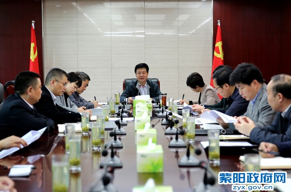 10月18日，主持召开常委会议.jpg