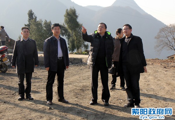 12月19日，陪同省科技厅厅长卢建军在城关镇双坪村调研联村扶贫工作.jpg