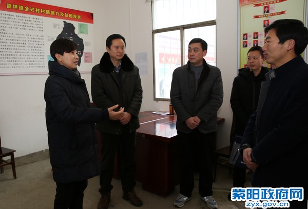 1月7日，在全兴村看望慰问驻村工作队员.jpg