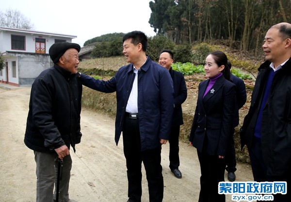 12月29日，在农安村走访贫困群众.jpg