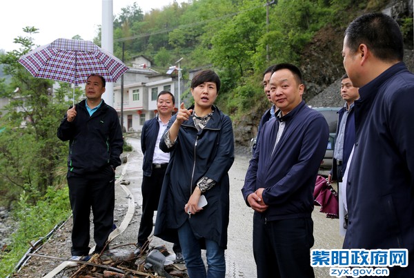 4月25日，冒雨到双桥调研脱贫攻坚工作.jpg