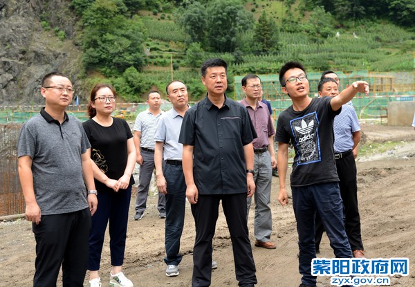 7月5日在麻柳镇湘桂锰业调研.jpg