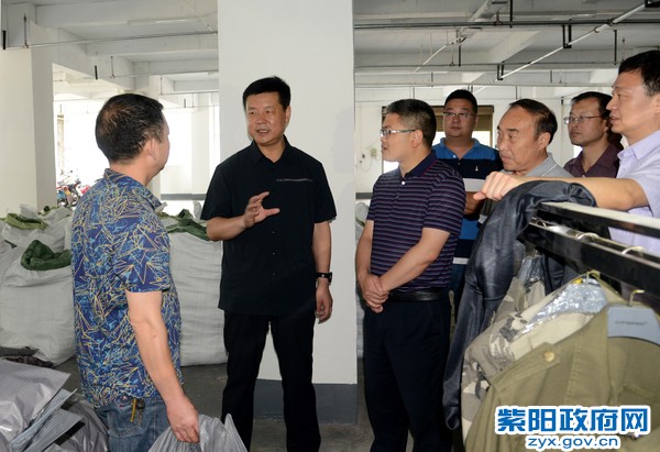 7月5日，赵书记在毛坝镇俊朗服饰调研.jpg