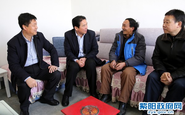 12月16日，陪同市长赵俊民在青中村走访慰问贫困群众丁瑞斌.jpg