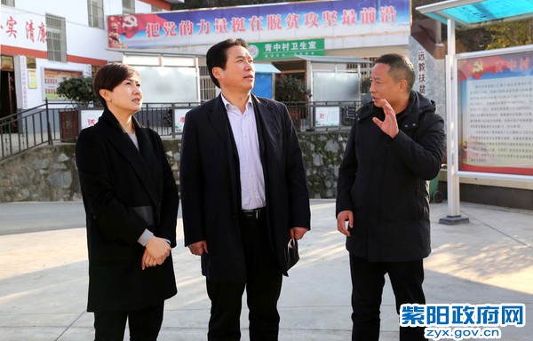 12月16日，陪同市长赵俊民在青中村调研脱贫攻坚工作副本.jpg
