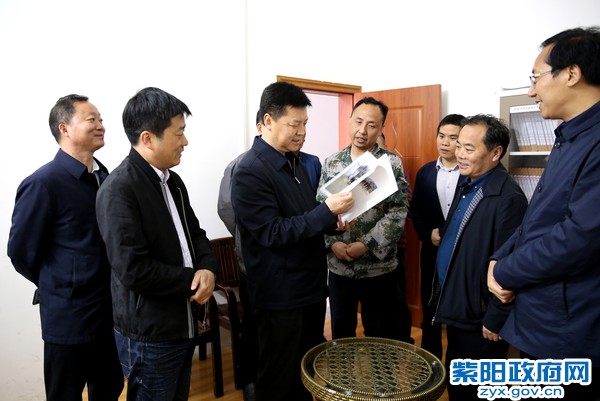 4月10日，在高滩镇关庙村调研脱贫攻坚工作.jpg