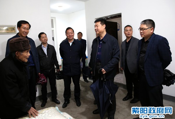 4月10日，在毛坝镇腰庄村入户调研易地扶贫搬迁工作.jpg