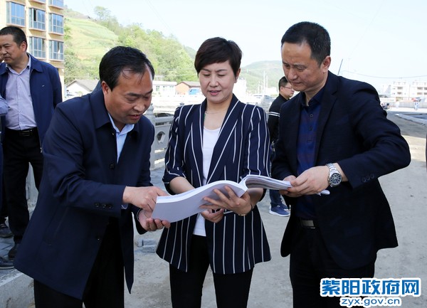 4月16日，到蒿坪镇调研重点镇建设.jpg