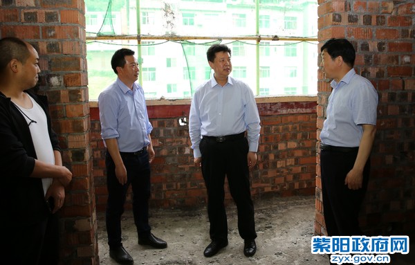 4月26日，在高桥镇移民搬迁安置点调研.jpg