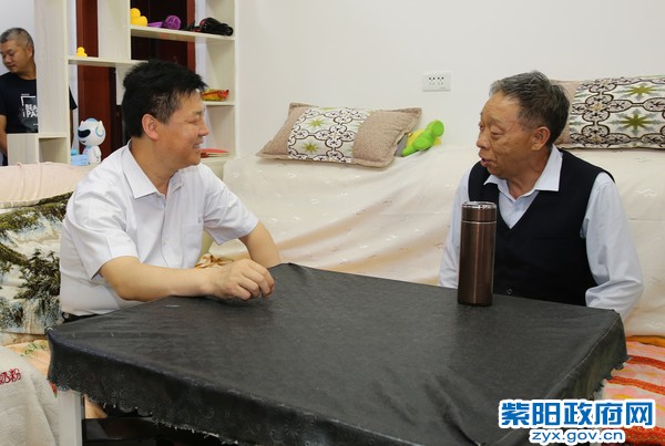 6月22日，在焕古镇大连村看望慰问老党员.jpg