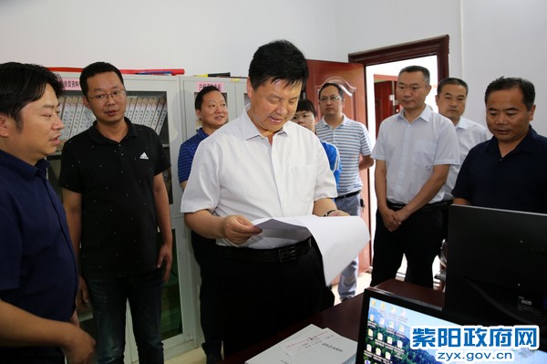 6月22日，在焕古镇黑龙村检查脱贫攻坚“百日冲刺”行动开展情况.jpg