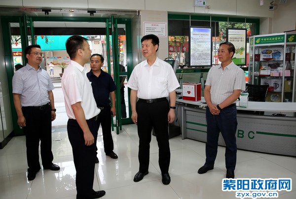 7月3日，在邮储银行紫阳支行调研金融扶贫工作.jpg
