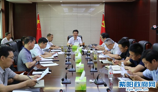 8月9日，主持召开脱贫攻坚领导小组会议.jpg