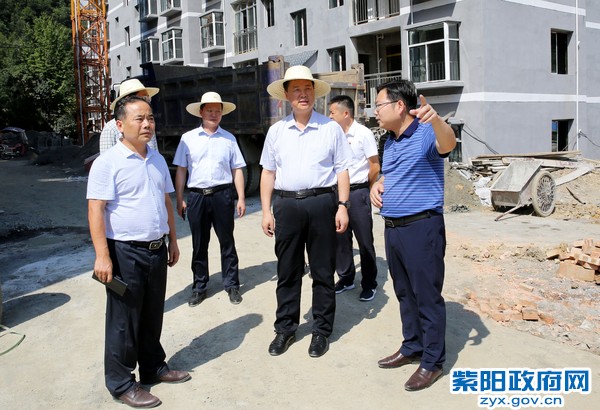 8月14日，在瓦庙镇集镇六期杏家坝移民搬迁安置点调研.jpg