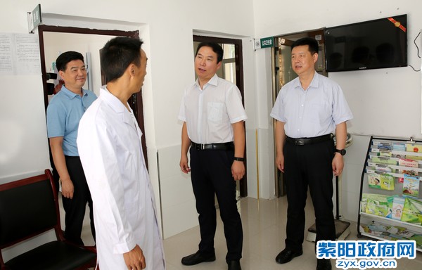 8月15日，陪同市长赵俊民在高滩镇红庙村调研健康扶贫工作.jpg