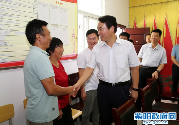 8月15日，陪同赵俊民市长在红庙村看望慰问驻村工作队员.jpg