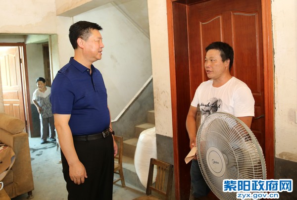 8月17日，在蒿坪镇东关村看望慰问残疾人谢克成.jpg
