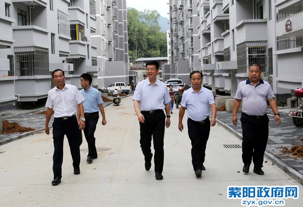 8月31日，在蒿坪镇茨沟移民搬迁安置点调研.jpg
