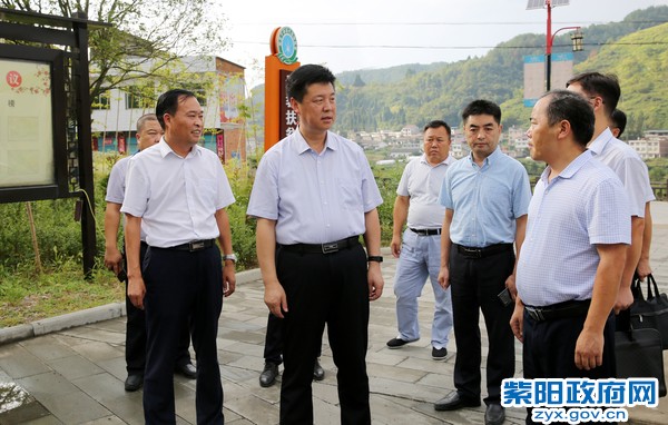 8月31日，在蒿坪镇蒿坪村调研新民风建设.jpg
