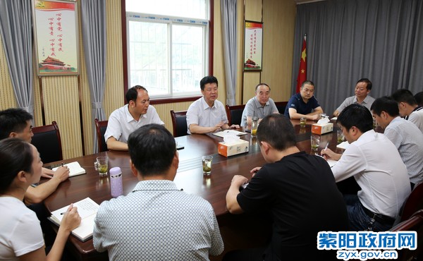 9月2日，在高滩镇研判脱贫攻坚工作.jpg