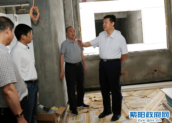 9月2日，在高滩镇检查易地扶贫搬迁装修入住情况.jpg