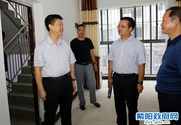 9月4日，在红椿镇七里沟移民搬迁安置点检查群众装修入住情况.jpg
