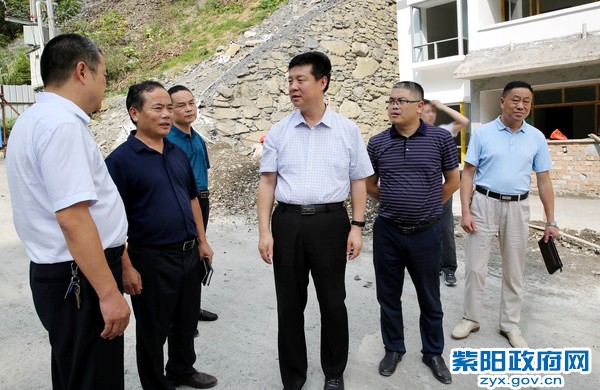 9月6日，在毛坝镇集镇安置社区五期调研.jpg