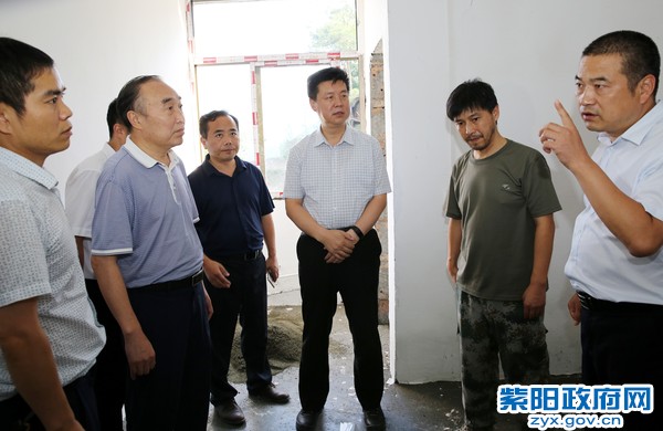 9月6日，在高滩镇天桥村检查搬迁房屋装修入住建设情况.jpg