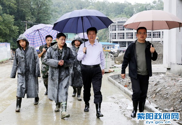 9月14日，在红椿镇检查易地扶贫搬迁工作1.jpg