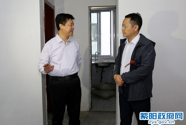 9月14日，在东木镇检查易地扶贫搬迁工作.jpg