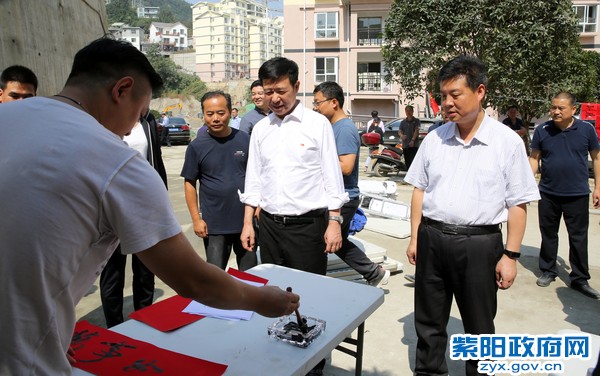 9月30日，陪同市委书记郭青在仁和国际搬迁社区调研4.jpg