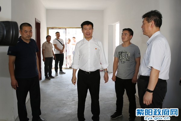 9月30日，陪同市委书记郭青在仁和国际搬迁社区调研.jpg