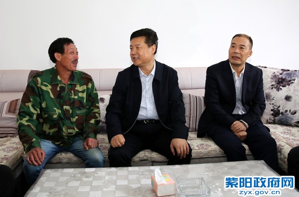 10月6日，在城关镇青中村走访慰问贫困户张世新.jpg