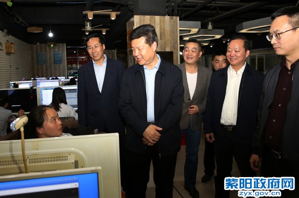 10月8日，看望慰问脱贫攻坚信息录入人员.jpg