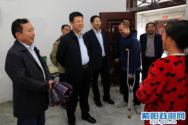 10月8日，在向阳镇天生桥村看望慰问搬迁群众.jpg