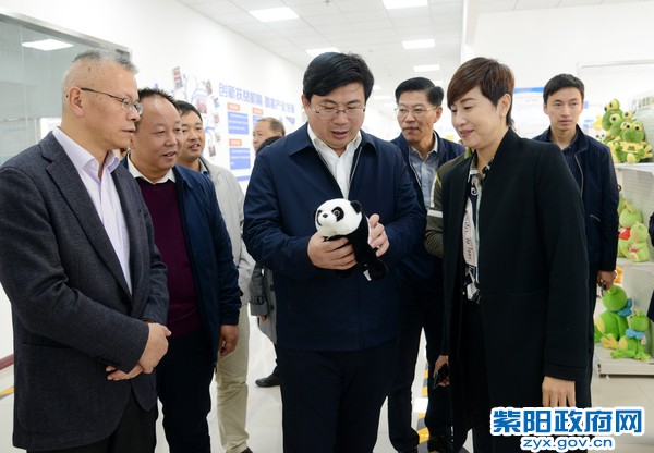 10月16日，陪同新北区区长乔俊杰在爱多宝毛绒玩具社区工厂考察.jpg