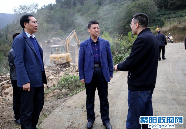 10月26日，在向阳镇院墙村检查调研旧宅基地腾退工作.jpg